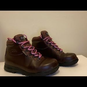 VASQUE SUNDOWNER GTX WOMEN'S WATERPROOF HIKING BOOT IN BROWN.